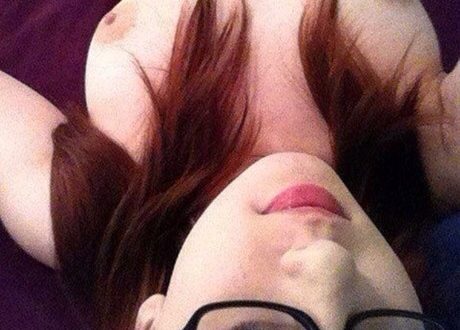 Selfie seins nus au lit