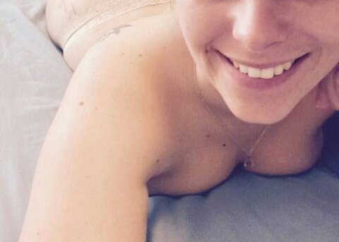 Selfie seins nus allongée dans mon lit